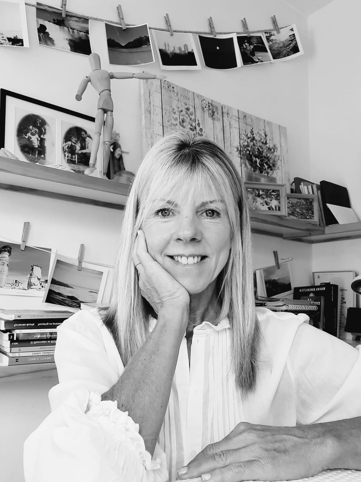 Mujer aprendiendo cursos online de bienestar